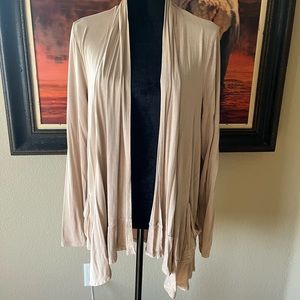 LOGO LORI GOLDSTEIN Tan Lightweight Ruffle Cardigan! Size M